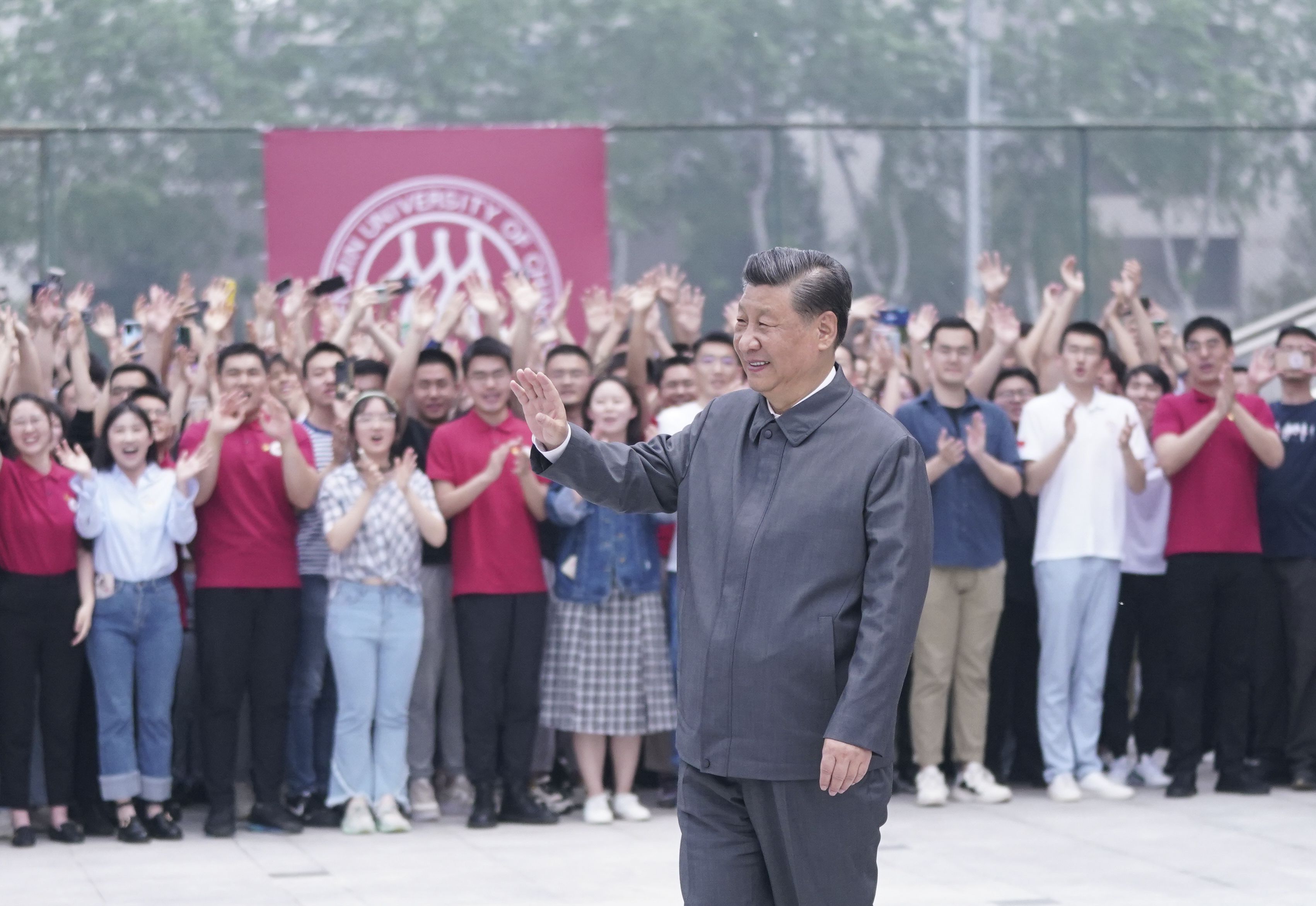 2022年4月25日,习近平总书记来到中国人民大学考察调研。这是习近平向师生们挥手致意。